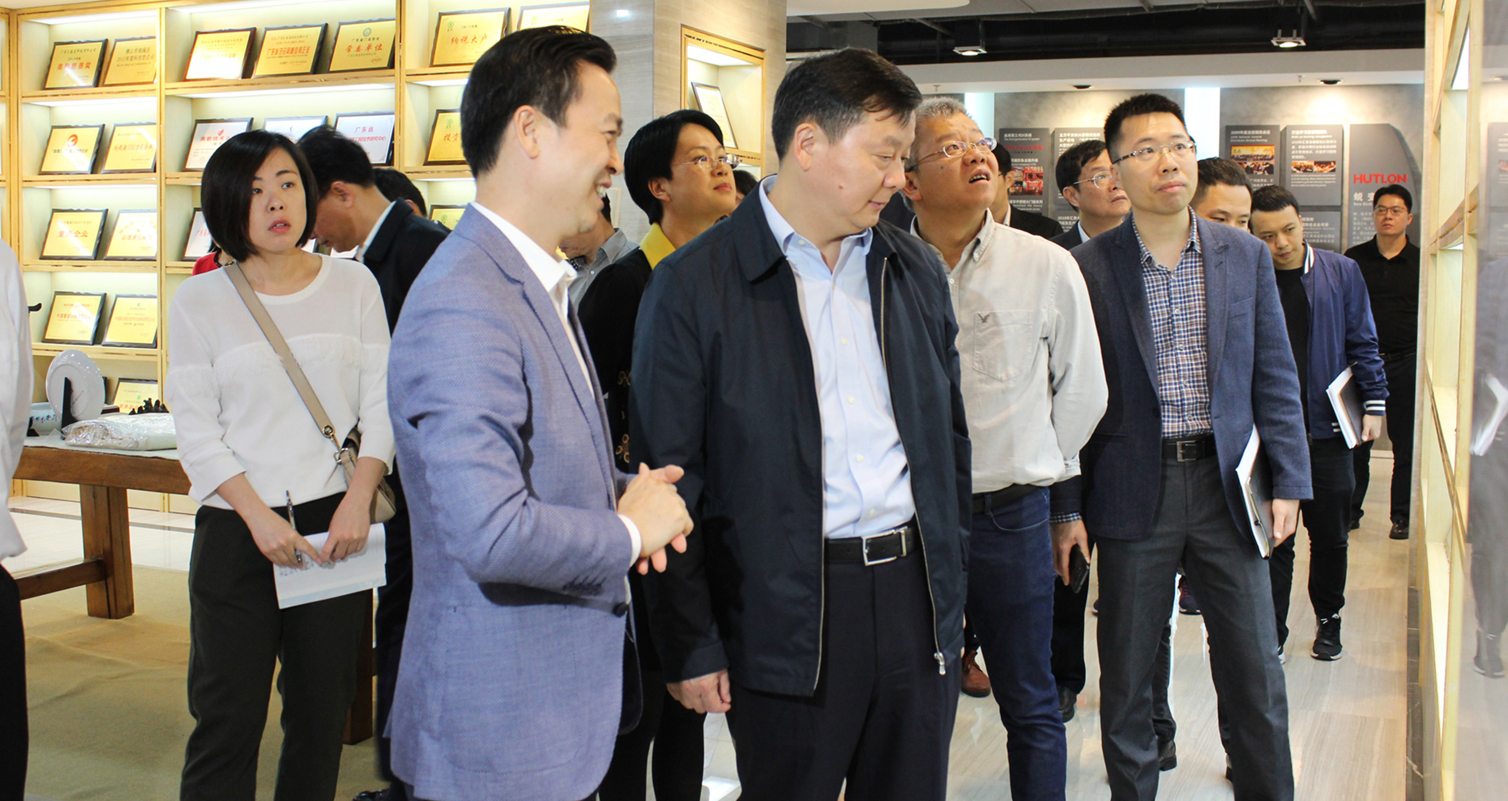 佛山市朱伟市长率调研组来汇泰龙调研走访!并对汇泰龙表示支持!